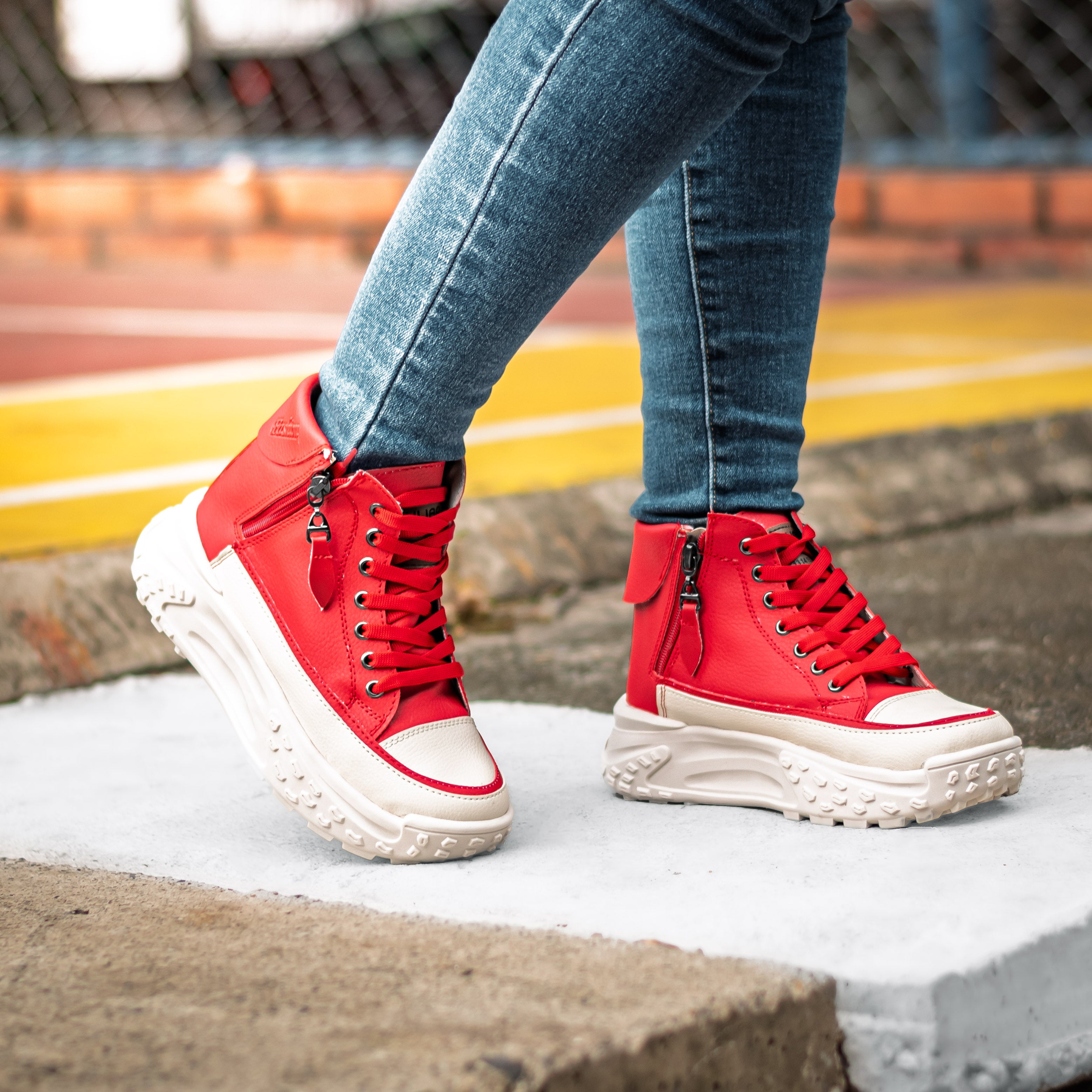 OU XING URBAN: Lluvia afuera. Estilo intacto.